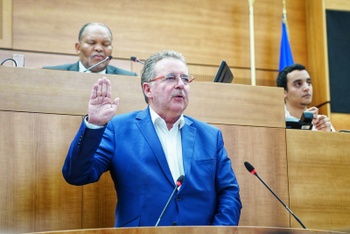 Eedaflegging leden Brussels parlement op 25 juni 2024: aftredend minister-president Rudi Vervoort (PS).