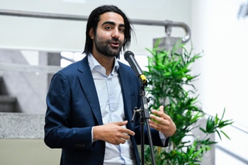 Hassan Al Hilou, stichter van Capital, bij de start van JOBX, de eerste high-tech job hub voor jongeren, begin mei 2022.