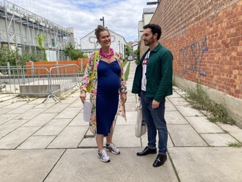 Els Gossé en Wolf Rysbrack bij de toekomstige mussenschool