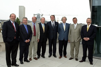 10 juni 2003: de toenmalige Brusselse minister-president Daniel Ducarme (midden) poseert met zijn nieuwe regering (vlnr): Alain Hutchinson, Guy Vanhengel, Eric Tomas, Jos Chabert, Daniel Ducarme, Didier Gosuin, Willem Draps en Robert Delathouwer.