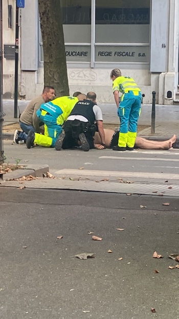 Hulpdiensten dienen de zwaargewonde man de eerste zorgen toe.