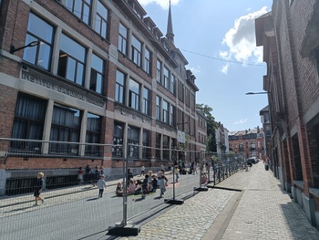 2024-08-26-Sainte Trinité Cardinal Mercier 2 speelplaats straat