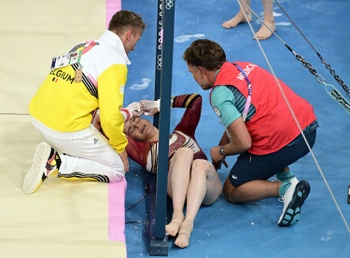 28 juli 2024: gymnaste Maellyse Brassart net na haar val op de Olympische Spelen in Parijs