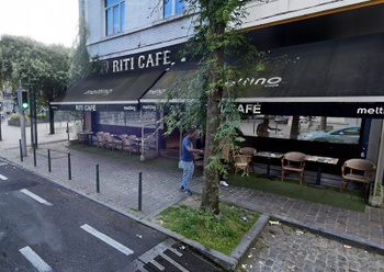 In de nacht van 18 op 19 september 2024 viel een gewonde bij een schietpartij in het Riti Café, op het kruispunt van Brogniezstraat en de Fiennesstraat in Anderlecht.