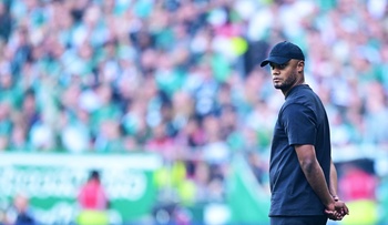 21 september 2024: trainer Vincent Kompany tijdens de gewonnen Bundesliga-wedstrijd van Bayern München op het veld van Werder Bremen: 0-5