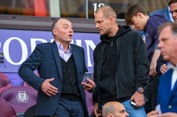 19 mei 2024: Wouter Vandenhaute, voorzitter van RSC Anderlecht, en club-icoon Olivier Deschacht in de tribune tijdens de Champions' Play-Off-wedstrrijd van RSC Anderlecht tegen Club Brugge