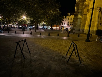 28 augustus 2024: het bronzen kunstwerk 'Casse-toi alors pauvre canard' van Sven 't Jolle, dat op 27 aril werd ingehuldigd op het Sint-Katelijneplein, is verdwenen