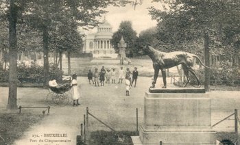 Het standbeeld van de 'Groene Hond' in het Jubelpark 