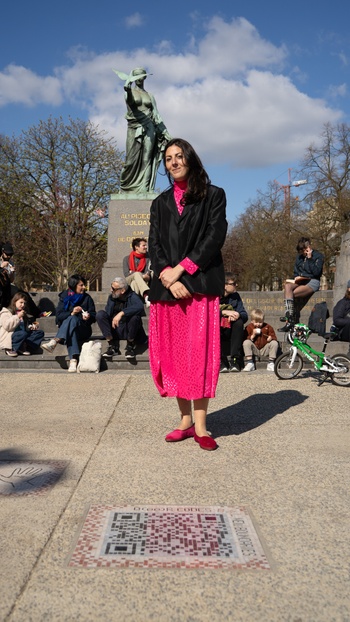20250329_Anna Raimondo bij haar kunstwerk Q(eer)R Code
