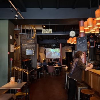 060425 Ronde van Vlaanderen in Brusselse cafés: “voor ons telt de koers zelf, niet de winnaar”