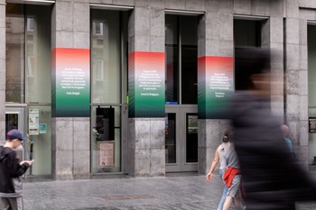 Verschillende Brusselse cultuurhuizen hangen protestbanners op om hun onbegrip te uiten over het regeringsbeleid rond Gaza. De boodschap is een initiatief van de brede cultuursector en is onder meer te zien aan de gevel van Ancienne Belgique