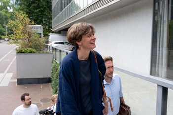 Cieltje Van Achter (N-VA) en in de achtergrond Frédéric De Gucht (Open VLD)