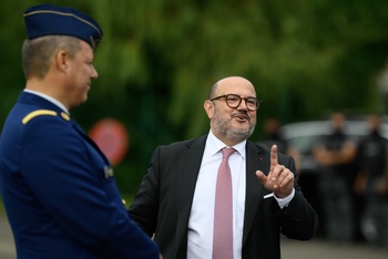 Minister van Binnenlandse Zaken Bernard Quintin (MR) op bezoek bij de Luikse politie