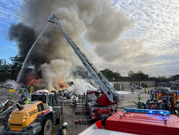 070825 Grote rookpluim na brand in recyclagepark in Anderlecht, ook hinder voor spoorverkeer