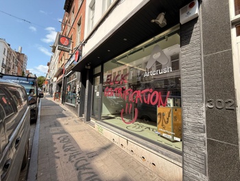 De façade van het kunstplatform Artcrush.