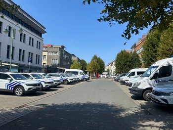 Politiewagens aan het commissariaat in het centrum van Molenbeek - politiezone Brussel West
