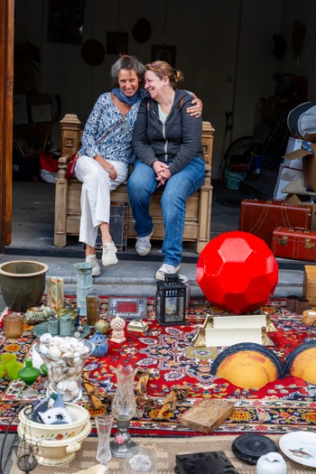 250830_Leonieke en Eva Karlas_brocante Louis Bertrandlaan_rommelmarkt