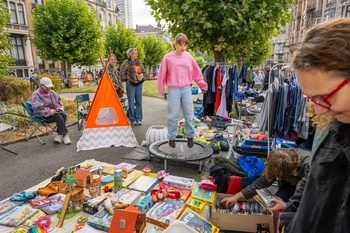 250830_brocante Louis Bertrandlaan_rommelmarkt_trampoline