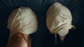 Sheila Legge en René Magritte in 'This is not a murder mystery'.