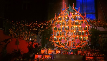 Het altaar van 'Día de Muertos' in de Marollen.