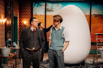 Pierre Gervais als Renée Magritte en Geert Van Rampelberg als E.L.T. Mesens in 'This is not a murder mystery'.