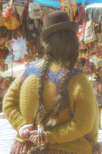 Fotografe en BRUZZ-redacteur Maya Callizaya Terceros presenteert in ‘Sombrero, gorro, tocado’ vijftig foto's van haar reizen in Bolivia, met als rode draad: hoofddeksels.
