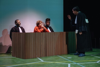 Samen met vier ex-gedetineerden analyseert theatermaker Lara Staal het falend gevangeniswezen in 'De Gevangenis'.