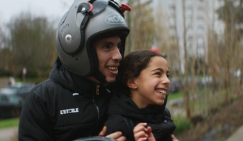 'Têtes brûlées' is het speelfilmdebuut van de Brusselse regisseur Maja-Ajmia Yde Zellama.