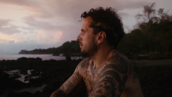 In de tv-documentaire 'Zwangere Guy: Dansen op de vulkaan' volgen twee Nederlandse regisseurs de Brusselse rapper vier jaar lang.