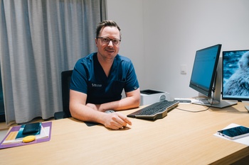 260304_Ben De Brucker_plastisch chirurg Sano Clinic Meise_hulpverlener aanslagen