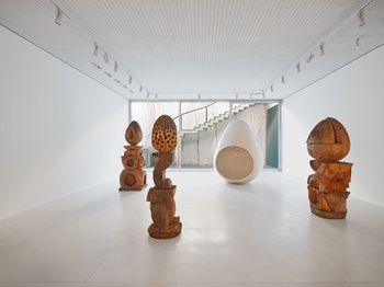 De expo 'Journey' van Thomas Houseago is nog tot begin mei 2026 te zien bij Xavier Hufkens.