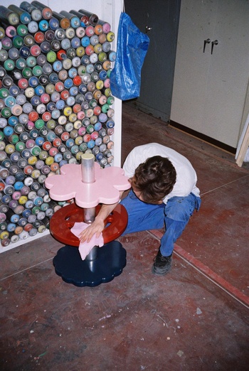 Ontwerper Jord Lindelauf in zijn atelier in LaVallée.