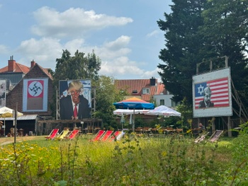 In de tuin van Atelier 34zero Muzeum hangt werk van ENCQ dat Theo Francken en Georges-Louis Bouchez toont.