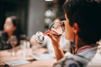 d9acaf2e-sommelierpexels-helenalopes-696219.jpg