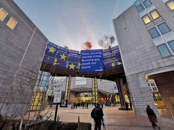 Bannière des militants de Greenpeace au Parlement européen