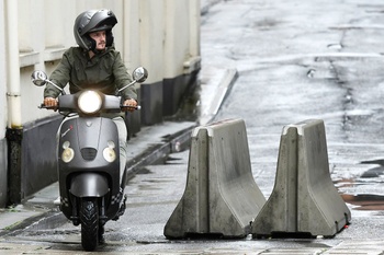 Scooter brommer vespa mobiliteit antitankblok terreurdreiging