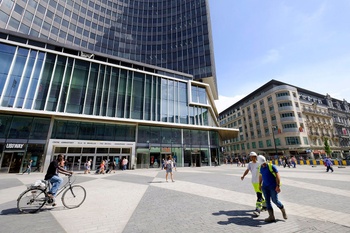 De voetgangerszone op de Anspachlaan