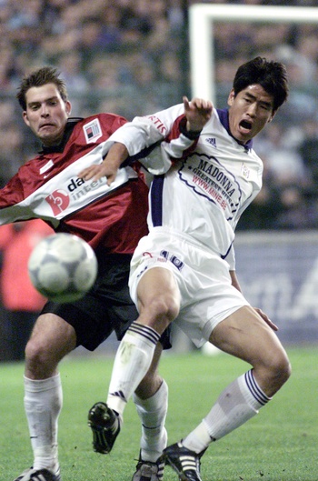 Anderlecht-RWDM in 2001: duel tussen Ki Hyeon Seol en Laurent Fassotte