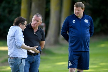 Hein Vanhaezebrouck, hoofdtrainer, met Marc Coucke, voorzitter, en Luc Devroe, general manager van RSC Anderlecht