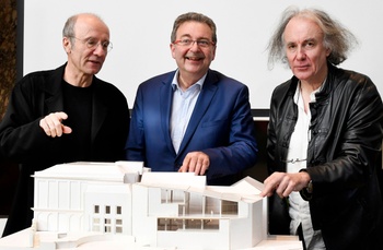 Philippe Geluck, minister-president Rudi Vervoort Voorstelling en architect Pierrre Hebbelinck bij de maquette van het Le Chat Cartoon Museum
