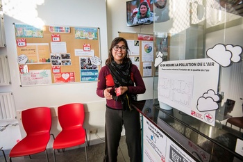Patricia Polanco in de wachtzaal van Geneeskunde voor het volk in Molenbeek