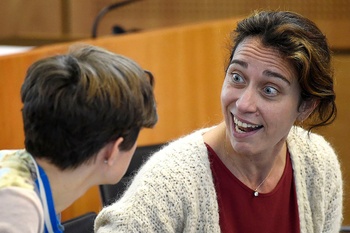 Cieltje Van Achter en Liesbet Dhaene ( N-VA ) in het Brussels parlement