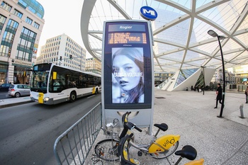 De luifel op het Rogierplein met standplaats Villo-deelfietsen en metrohalte