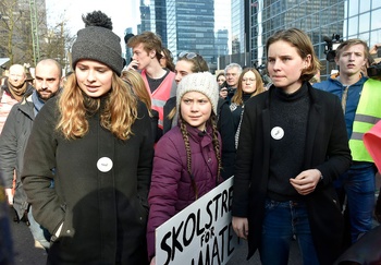 20190221 De Zweedse Greta Thunberg, de allereerste klimaatspijbelaar, op de zevende mars van spijbelaars in Brussel op 21 februari 2019 met Anuna De Wever 2