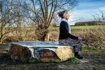 Suzanne Askenazi aan het meditatieparcours in het Vogelzanggebied in Anderlecht