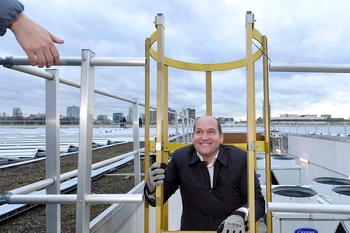 Inhuldiging van de nieuwe zonnepaneleninstallatie van de Brusselse Vroegmarkt (Mabru) door burgemeester Philippe Close (PS) op 26 februari 2019