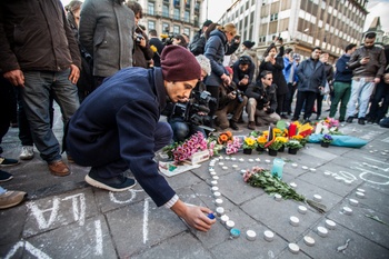 20160322 Mensen komen spontaan samen op het Beursplein aan de Beurs op 22 maart 2016 om de aanslagen in Maalbeek en Zaventem te herdenken herdenking 3
