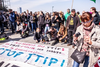 20190410 2 Actievoerders protesteerden voor het Justitiepaleis om hun solidariteit uit te drukken