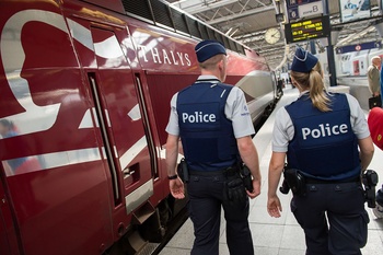 Een politiepatrouille aan het perron van de Thalystrein in het Zuidstation