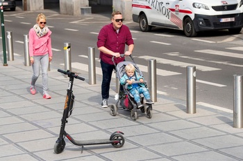 Elektrische deelsteps in Brussel (hier aan de Kunstberg) buggy kinderkoets poussette